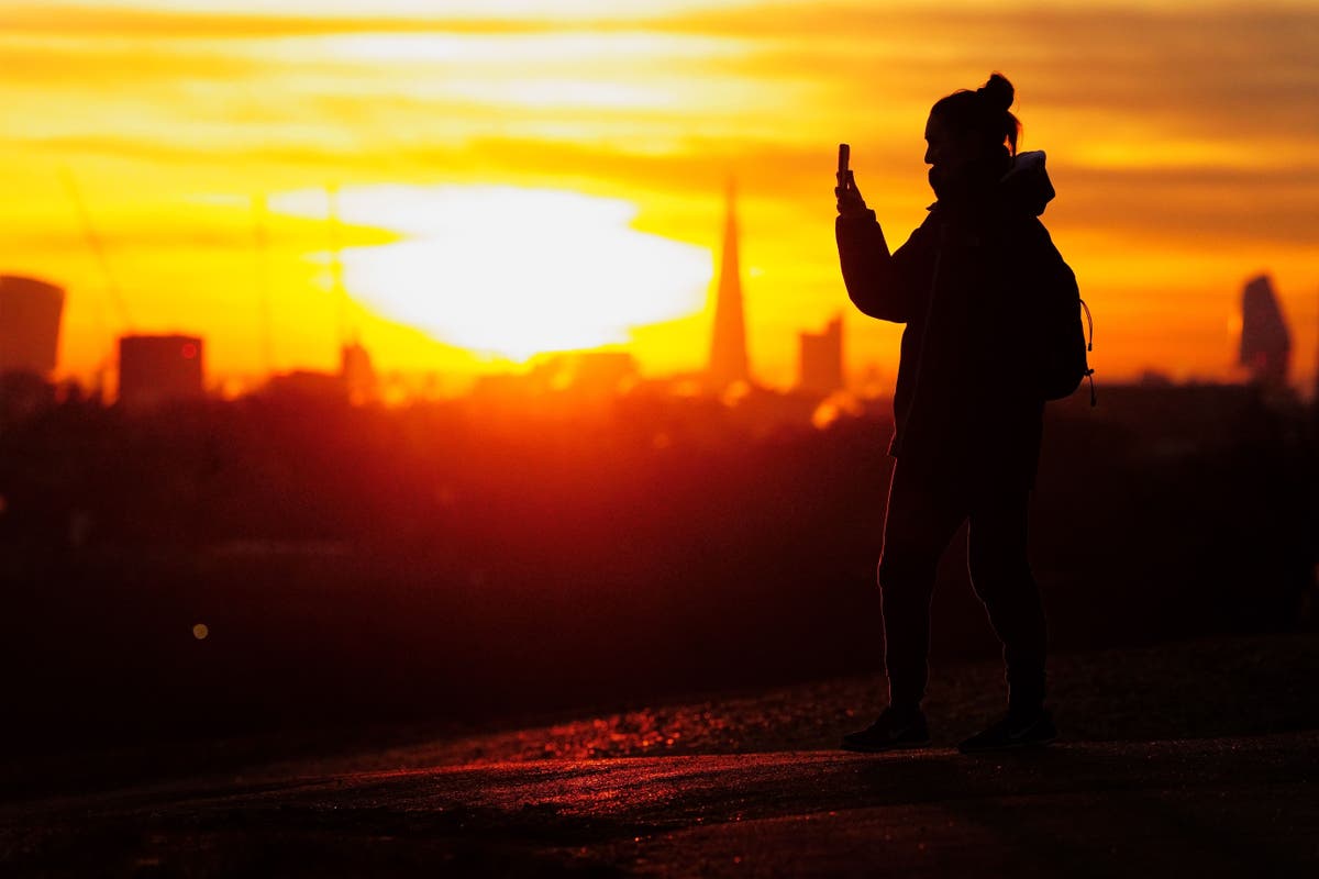 in-pictures-uk-wakes-to-sunrises-snow-and-ice-as-temperatures-plunge