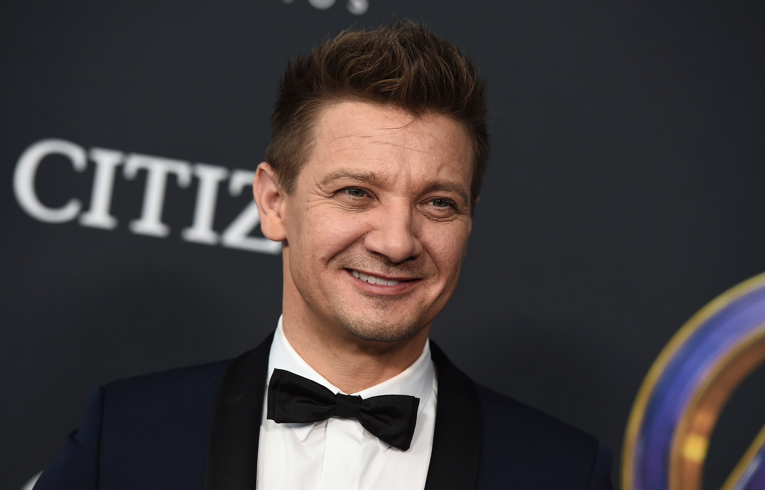<p>JEREMY RENNER</p>