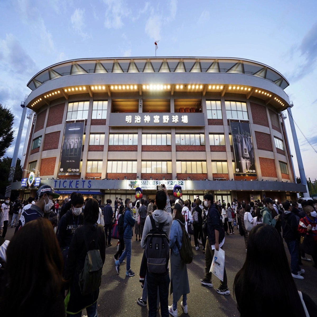 How to enjoy at the Jingu Stadium, English