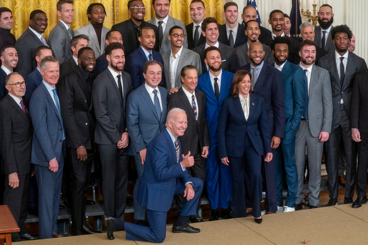 Steph Curry commends ‘iconic’ moment Biden took the knee during Warriors presentation