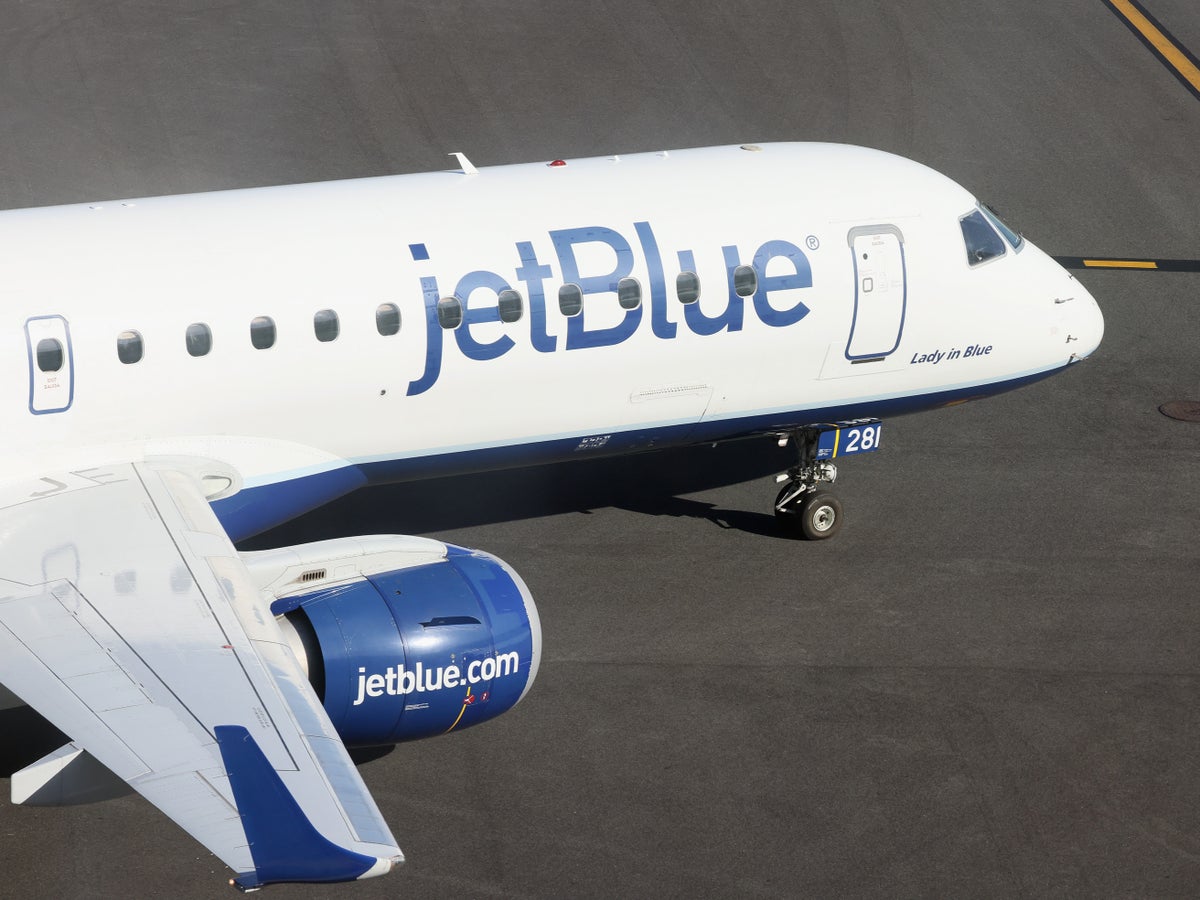Eight people hospitalised after JetBlue flight hit by severe turbulence