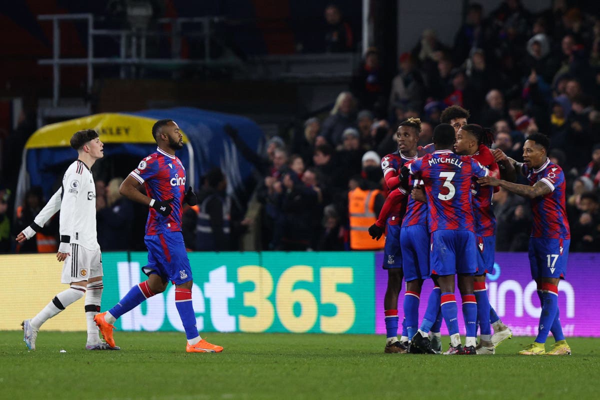 Crystal Palace halt Manchester United&rsquo;s winning run after stunning late Michael Olise free-kick