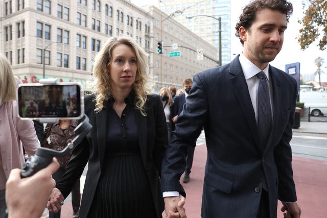 <p>Former Theranos CEO Elizabeth Holmes (L) arrives at federal court with her partner Billy Evans (R) on November 18, 2022 in San Jose, California.</p>
