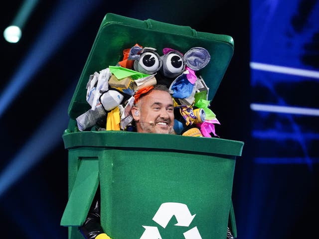 <p>Stephen Hendry is revealed on Rubbish on The Masked Singer</p>