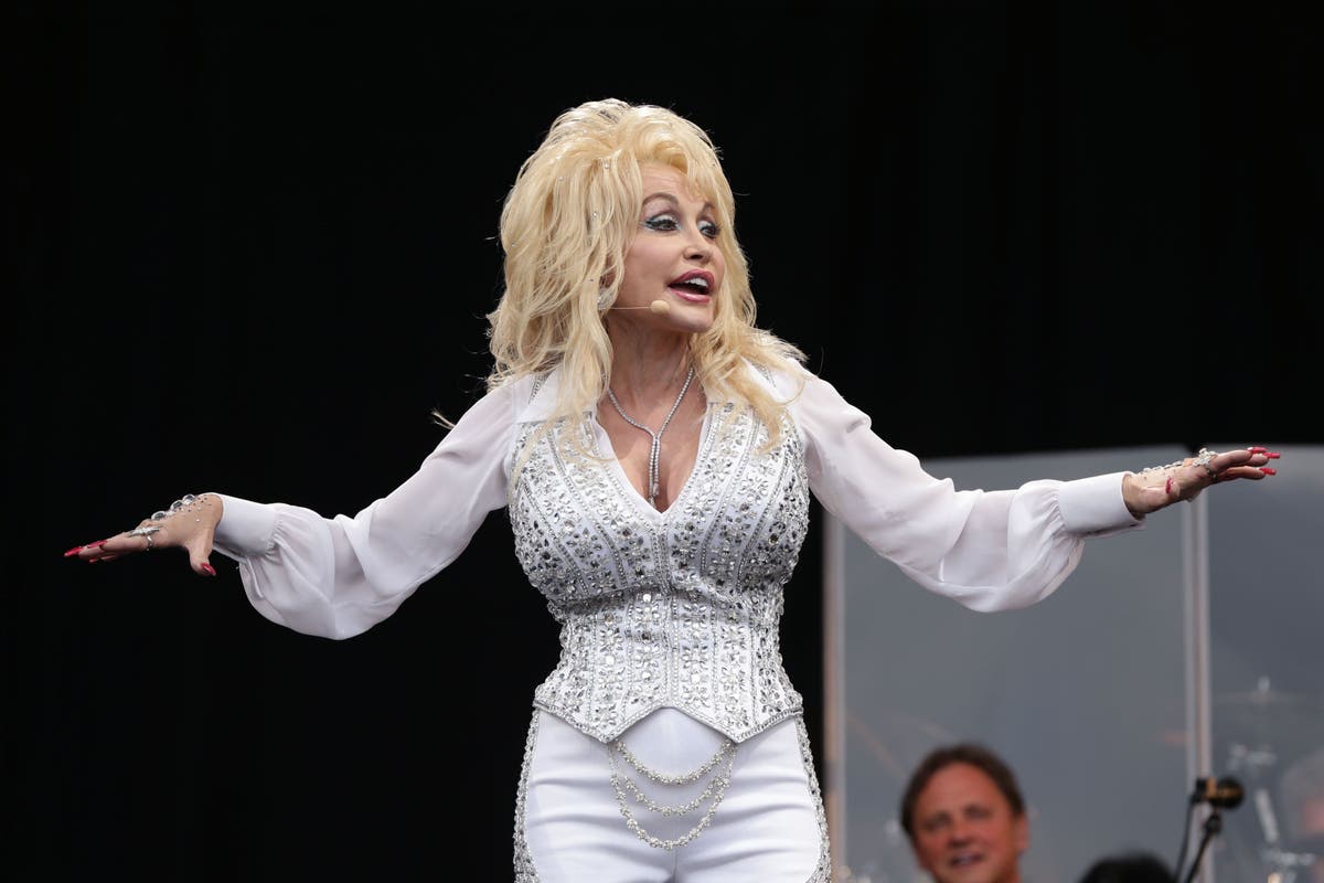 Hundreds of children enjoy free books thanks to Dolly Parton | The ...