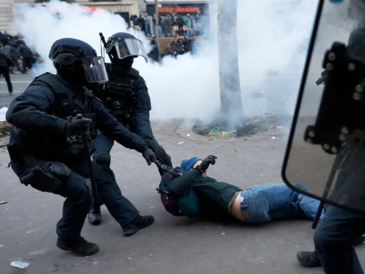 Photo of Manifestations contre les retraites en France: un homme « perd son testicule » après que la police l’a battu avec des matraques