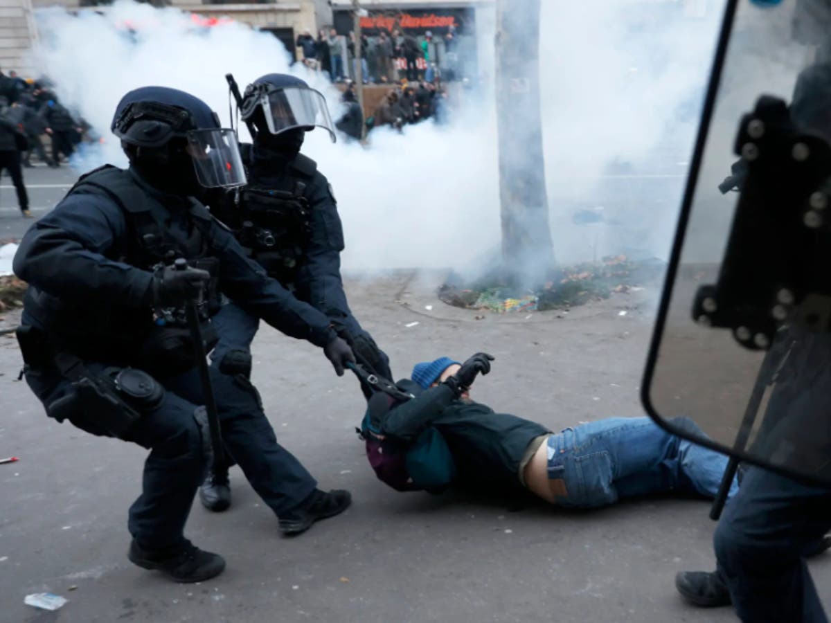 Manifestations contre les retraites en France: un homme « perd son testicule » après que la police l’a battu avec des matraques