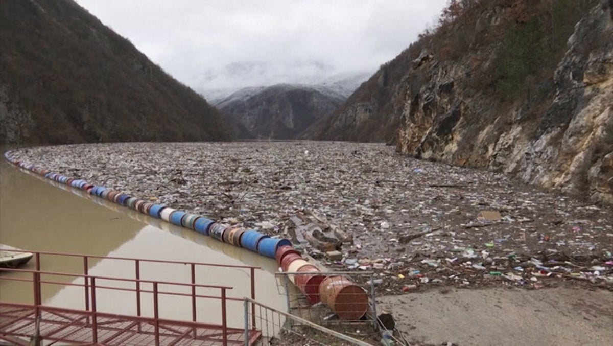 Bosnia: Huge islands of rubbish form on Drina river