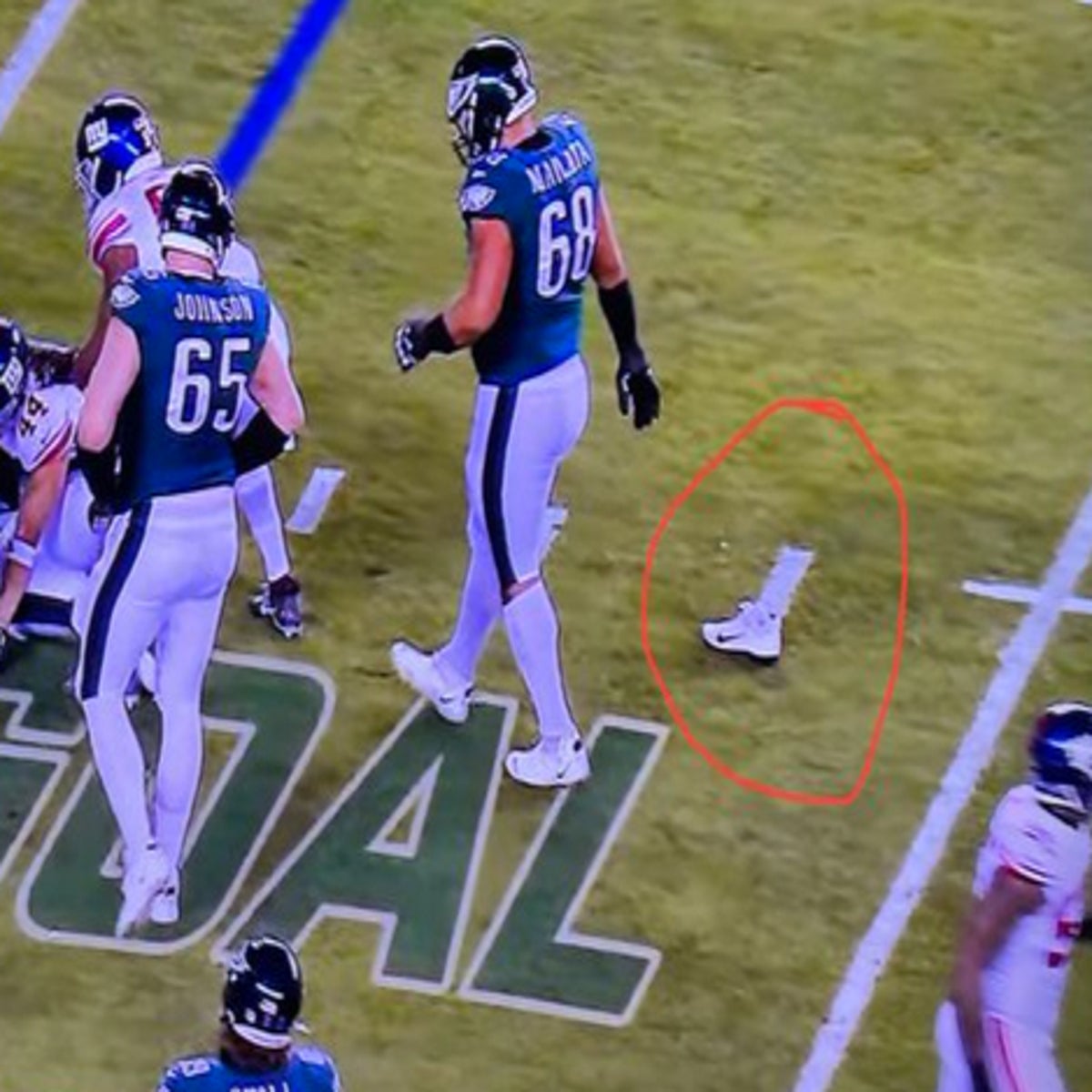 TV glitch makes NFL fans believe a player lost his leg in Giants vs Eagles  game