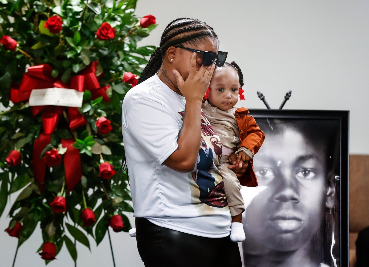 Tire Nichols haberleri - canlı: Aile, vücut kamerası videosunun Memphis polisinin onu ölmeden önce Rodney King gibi dövdüğünü gösterdiğini söylüyor