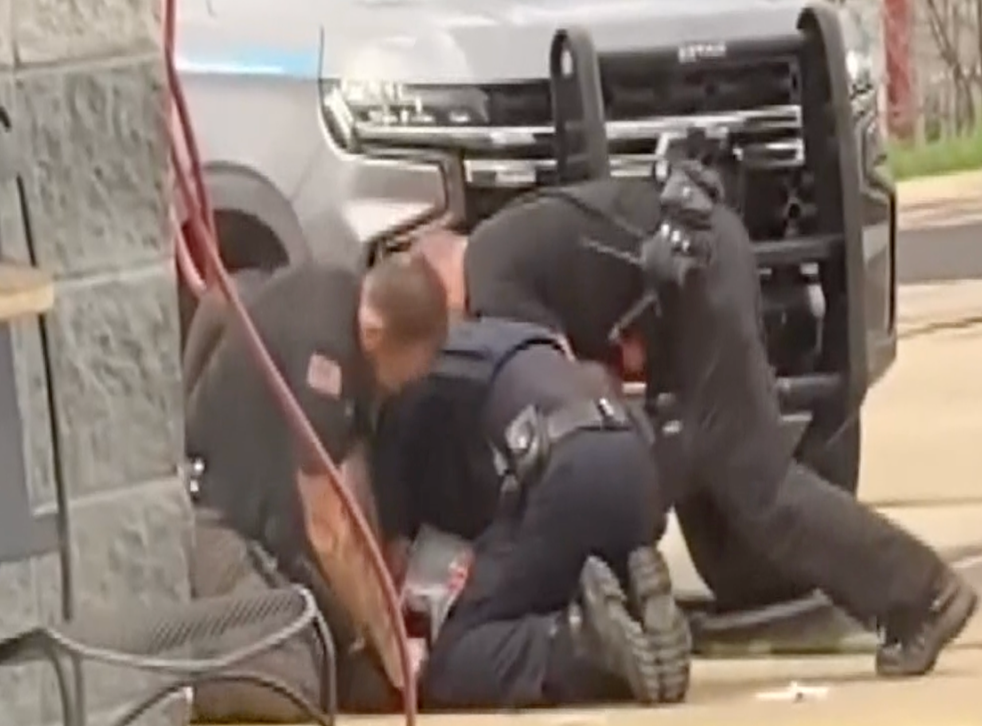 FBI arrests two Arkansas deputies filmed violently beating man on ground  outside gas station | The Independent