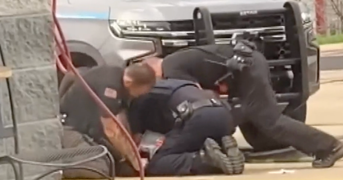 FBI arrests two Arkansas deputies filmed violently beating man on ground outside gas station | The Independent