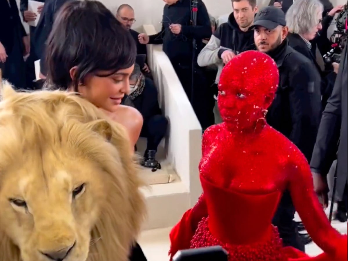 Awkward interaction between Kylie Jenner and Doja Cat caught on film at Paris Fashion Week