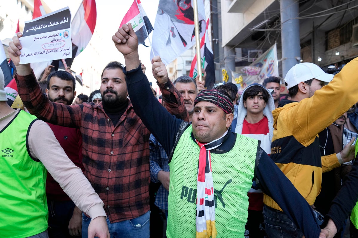 Yüzlerce kişi Bağdat'ta Irak para biriminin değer kaybetmesini protesto etti