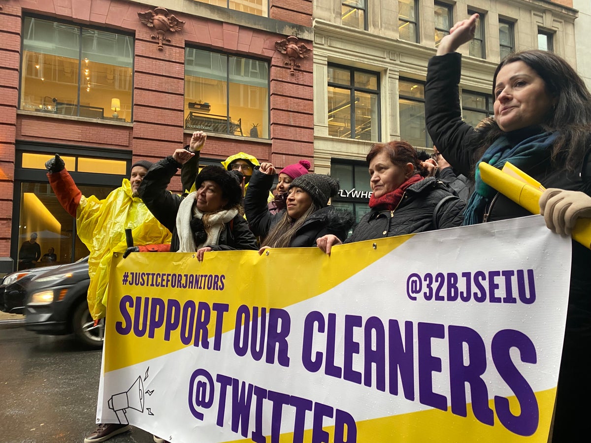'Çöp gibi atıldı': Twitter'ın temizlik personeli aniden kovulduktan sonra savaşıyor