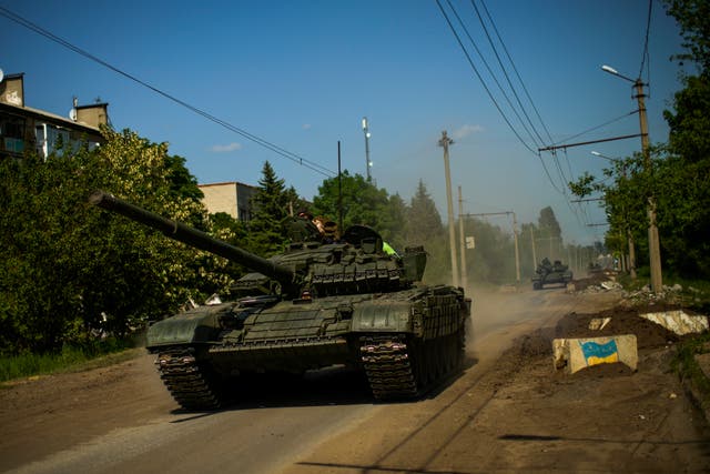UCRANIA-GUERRA-TANQUES-IMPACTO