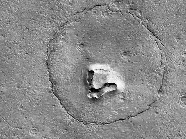 <p>Rock formation on Mars looks like a bear’s face</p>