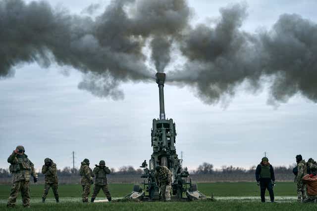 <p>Ukrainian soldiers fire at Russian positions with a US-supplied M777 howitzer in Kherson region</p>