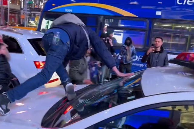 <p>Moment Tyre Nichols protestor smashes NYPD car windshield in Times Square</p>