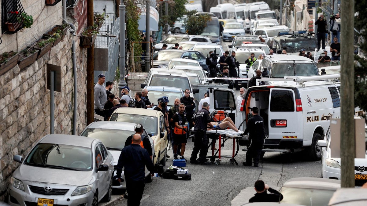 Kudüs: 13 yaşındaki erkek çocuk, sinagogun dışındaki 'terör saldırısından' saatler sonra 'iki kişiyi vurdu'