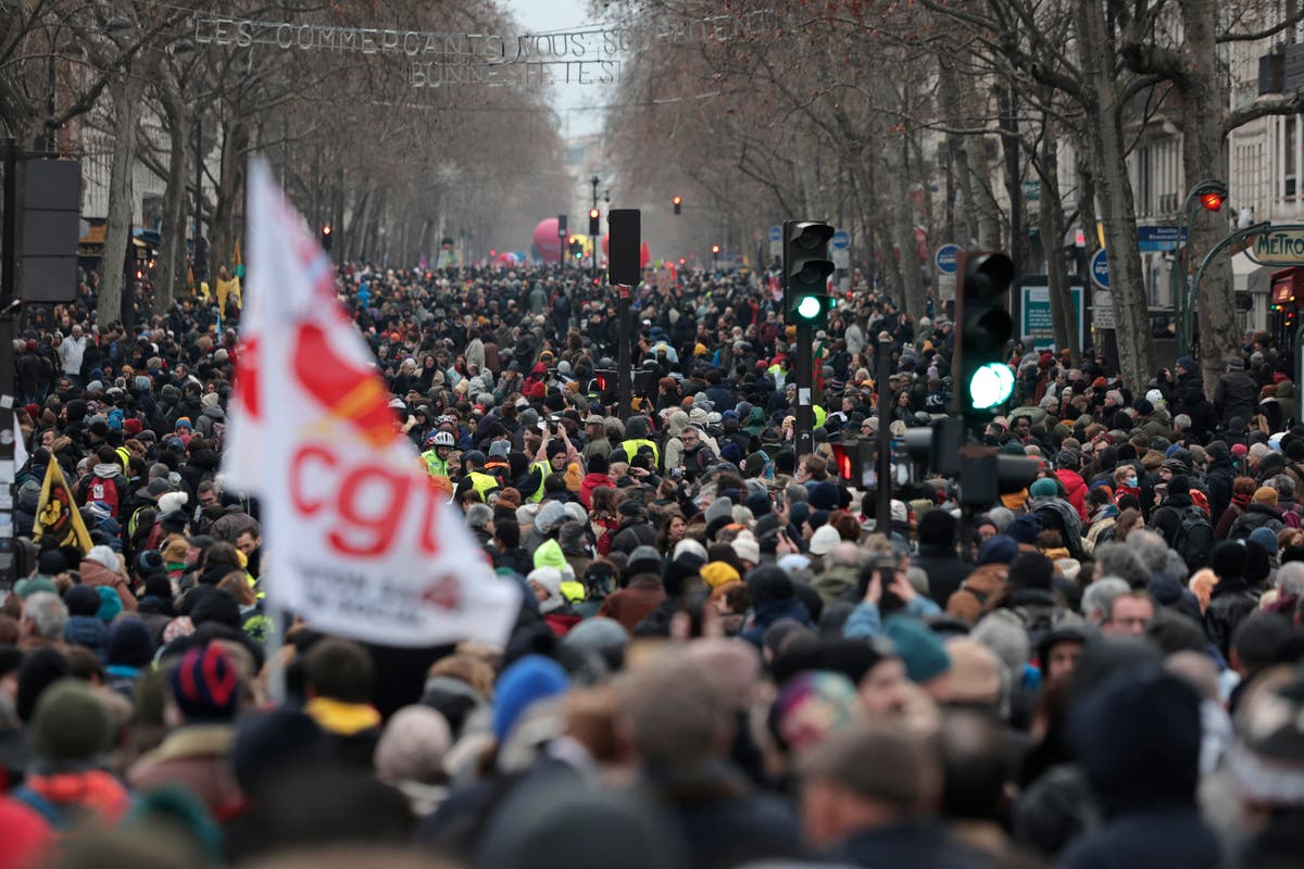 La France se prépare aux manifestations et aux arrêts des transports