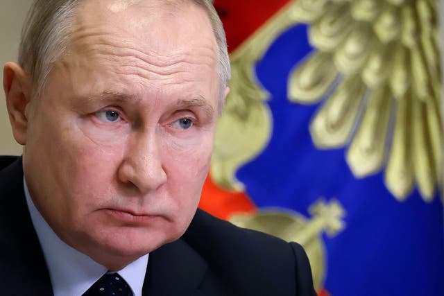 Boris Johnson dijo que el presidente ruso Vladimir Putin ‘amenazó’ él con un ataque con misiles (Mikhail Klimentyev/AP)