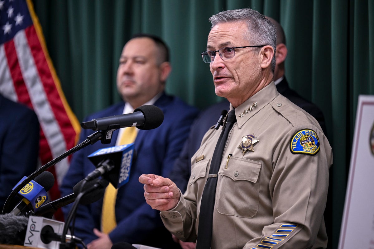 Kaliforniya'da 10 aylık bebek de dahil olmak üzere altı kişinin ölümüne neden olan silahlı saldırıda iki şüpheli çete üyesi tutuklandı