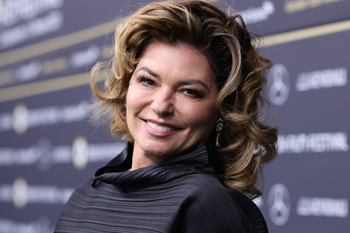 Shania Twain opens up about plastic surgery pressure after posing nude