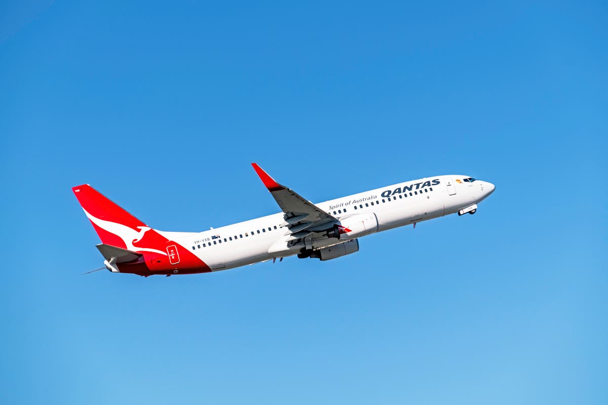 Two passengers in hospital after Qantas flight hits severe turbulence