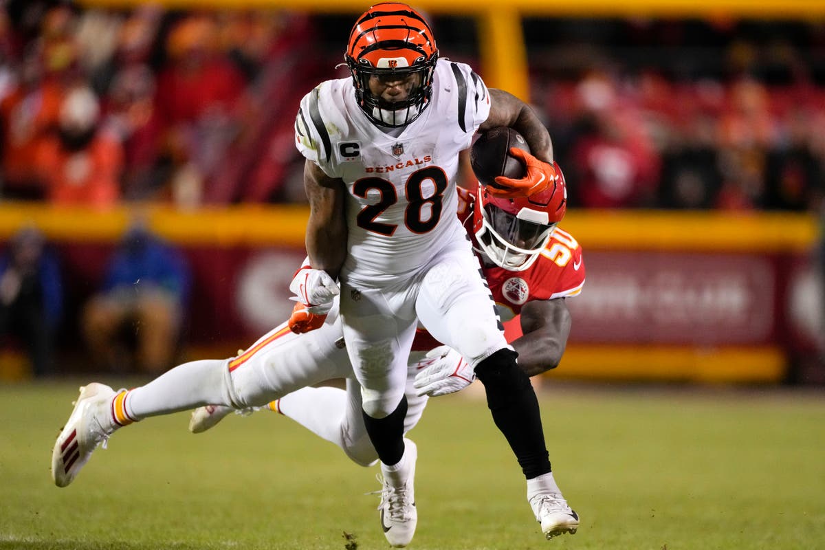 Bengals' Mixon charged, reportedly for pointing gun at woman