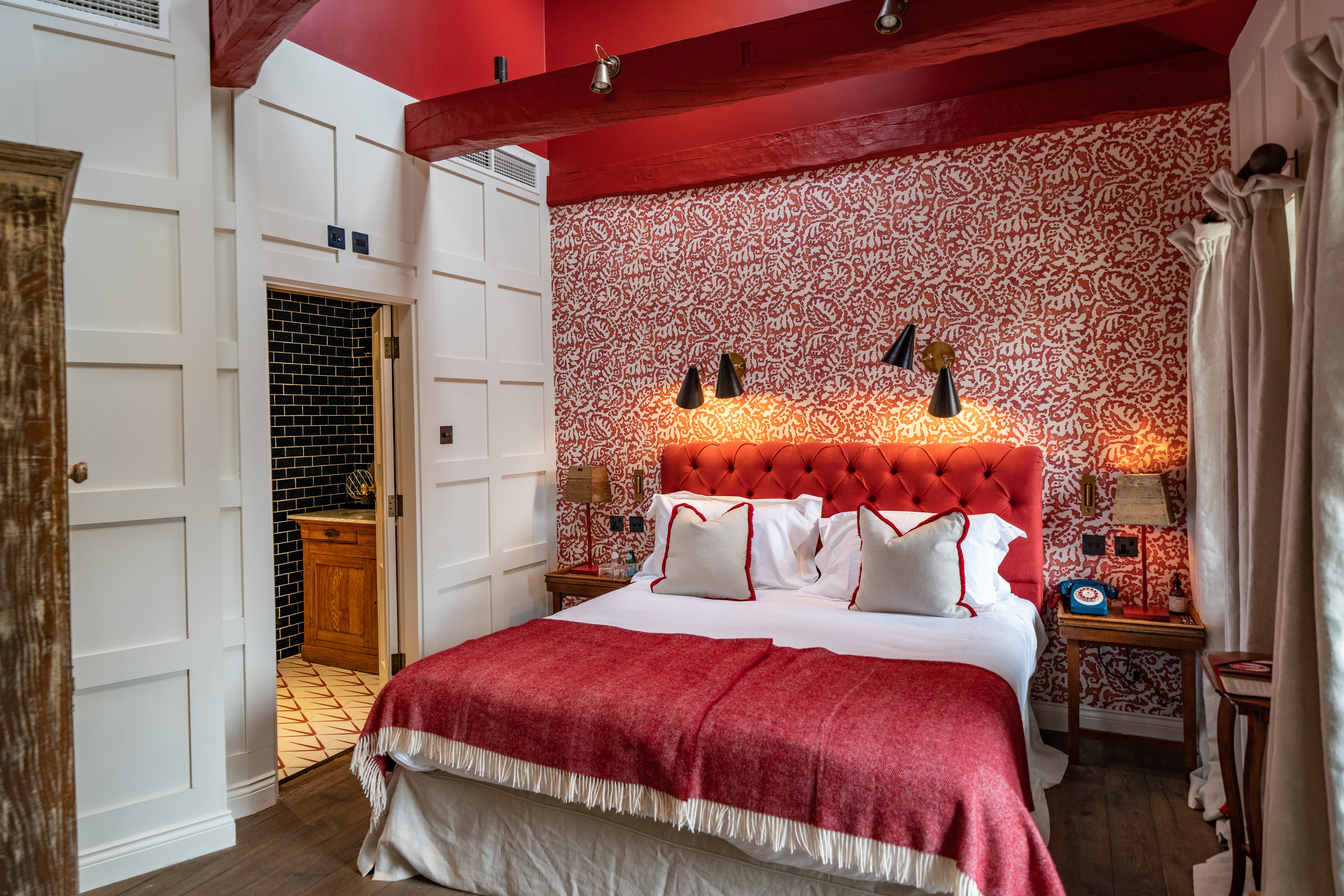 The Double Red Duke has pet-friendly rooms, with a charge of ?25 per night