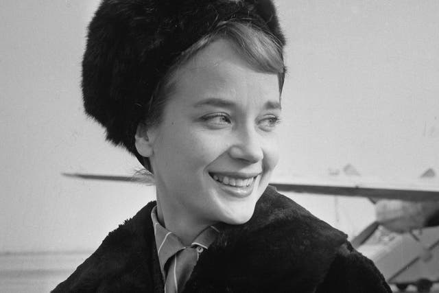<p>Sylvia Syms photographed at an airport in November 1960: ‘I wish I had known how beautiful I was when I was beautiful’ </p>