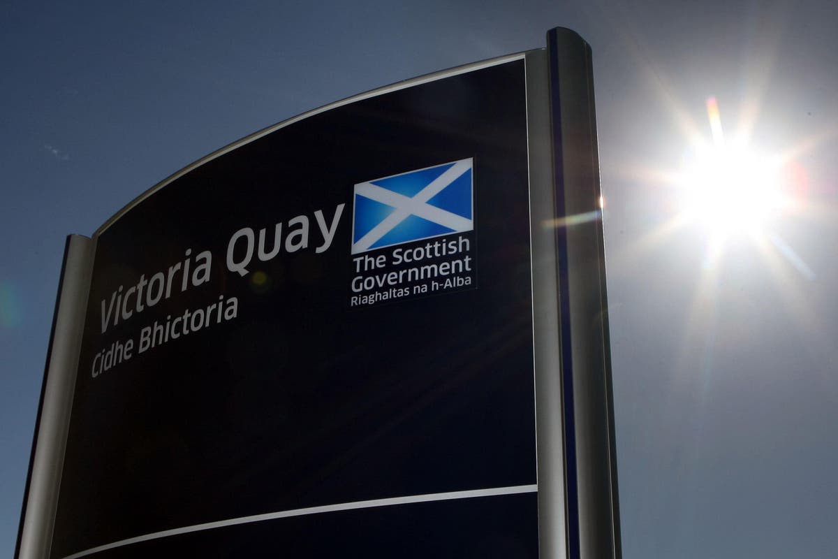 Search for man who &lsquo;fell into water&rsquo; in Edinburgh