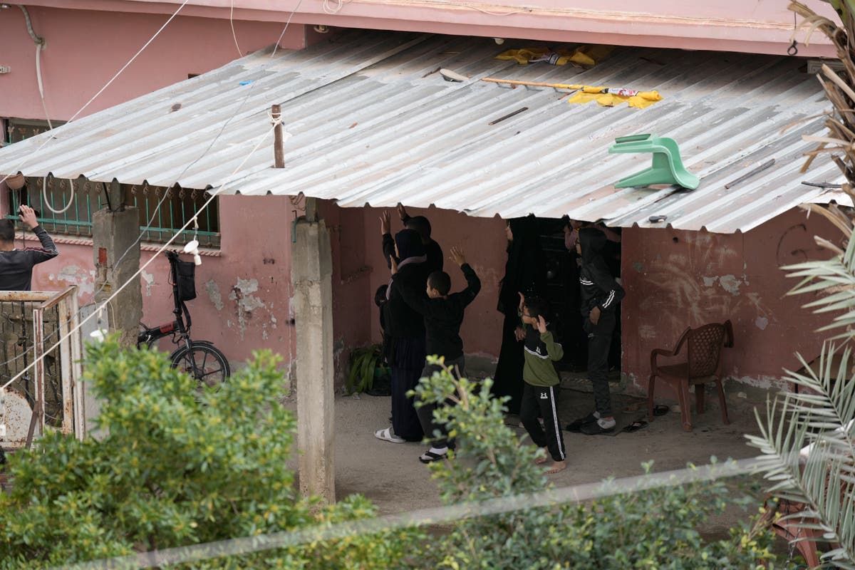 Israeli army besieges homes of fugitives in West Bank raid