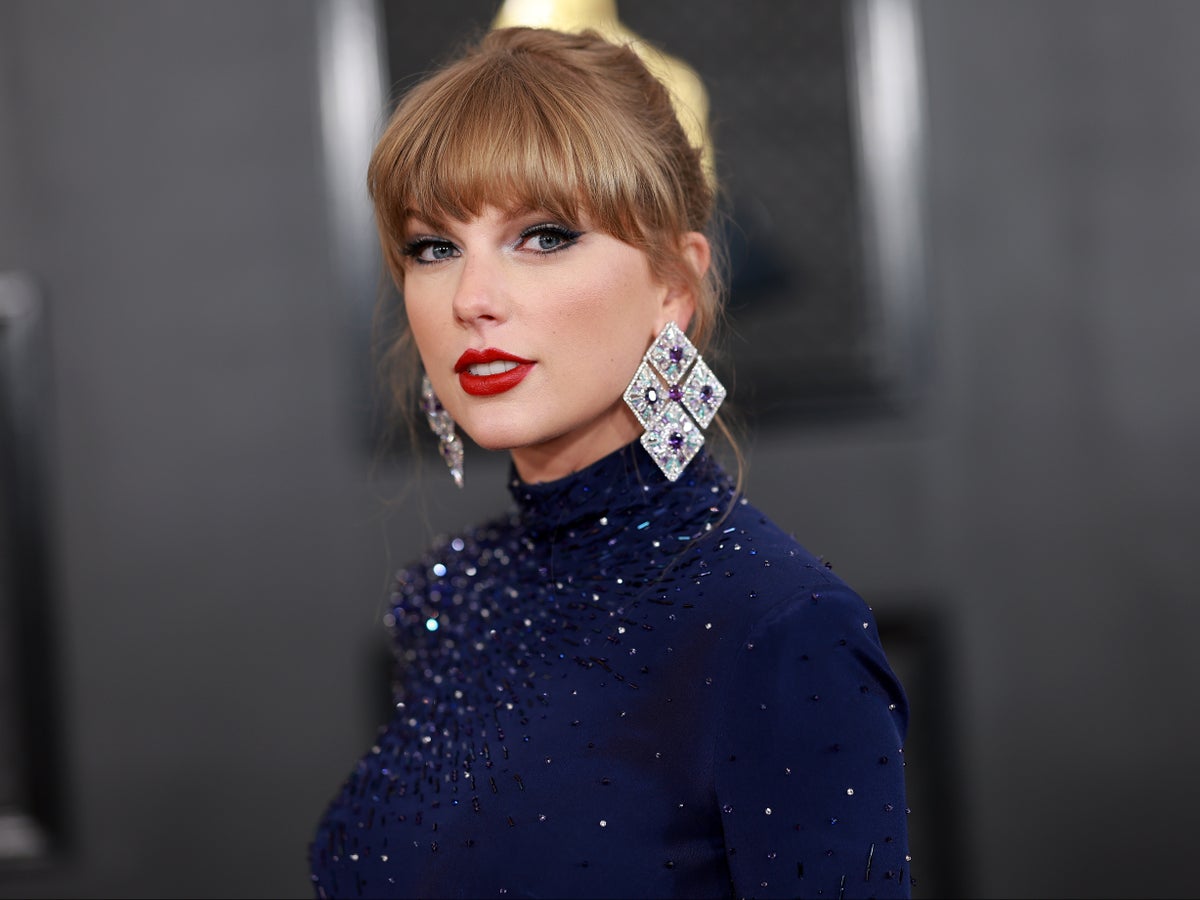 Taylor Swift tells photographer to ‘calm down’ on Grammys red carpet: ‘It’s all gonna be fine’