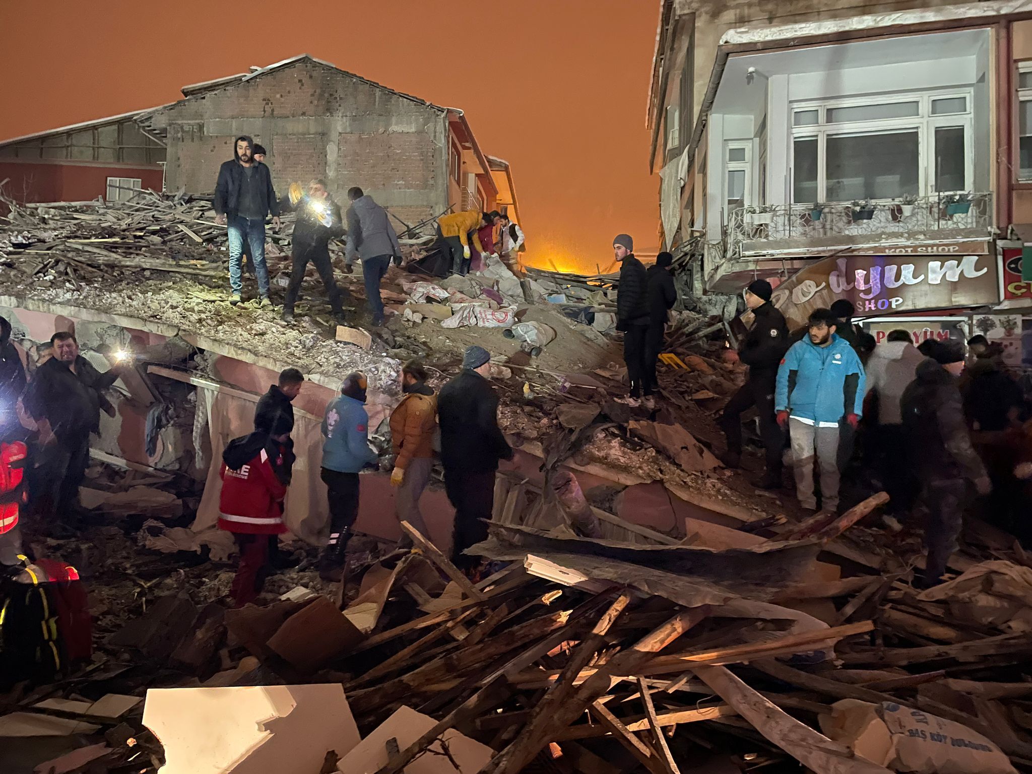 Turkey earthquake - live: Dozens killed after 7.8 magnitude temblor hits  Gaziantep | The Independent