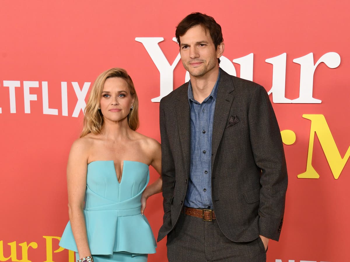 Fans think Reese Witherspoon and Ashton Kutcher looked awkward posing together on red carpet: ‘Water and oil’