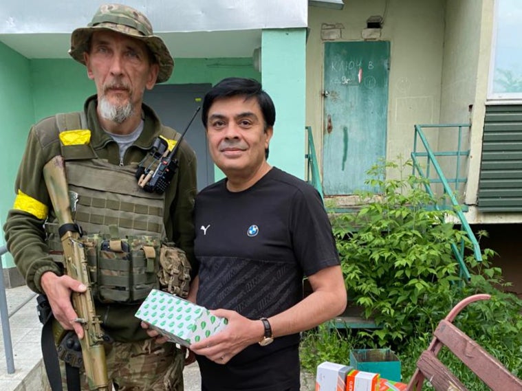 Brijendra Rana with a Ukrainian soldier