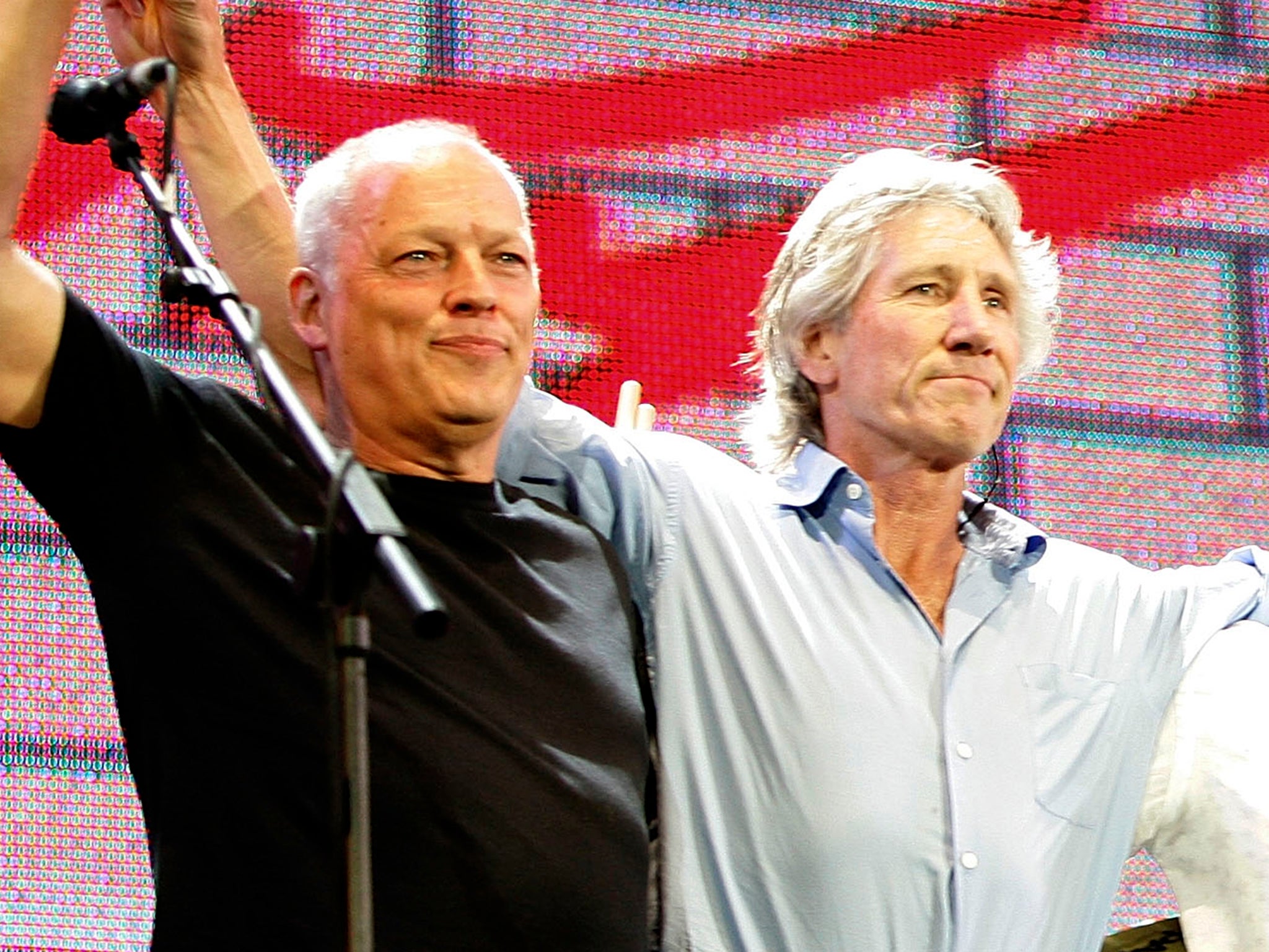 David Gilmour (à esquerda) diz que não há chance de reconciliação com seu ex-colega de banda, Roger Waters (à direita)