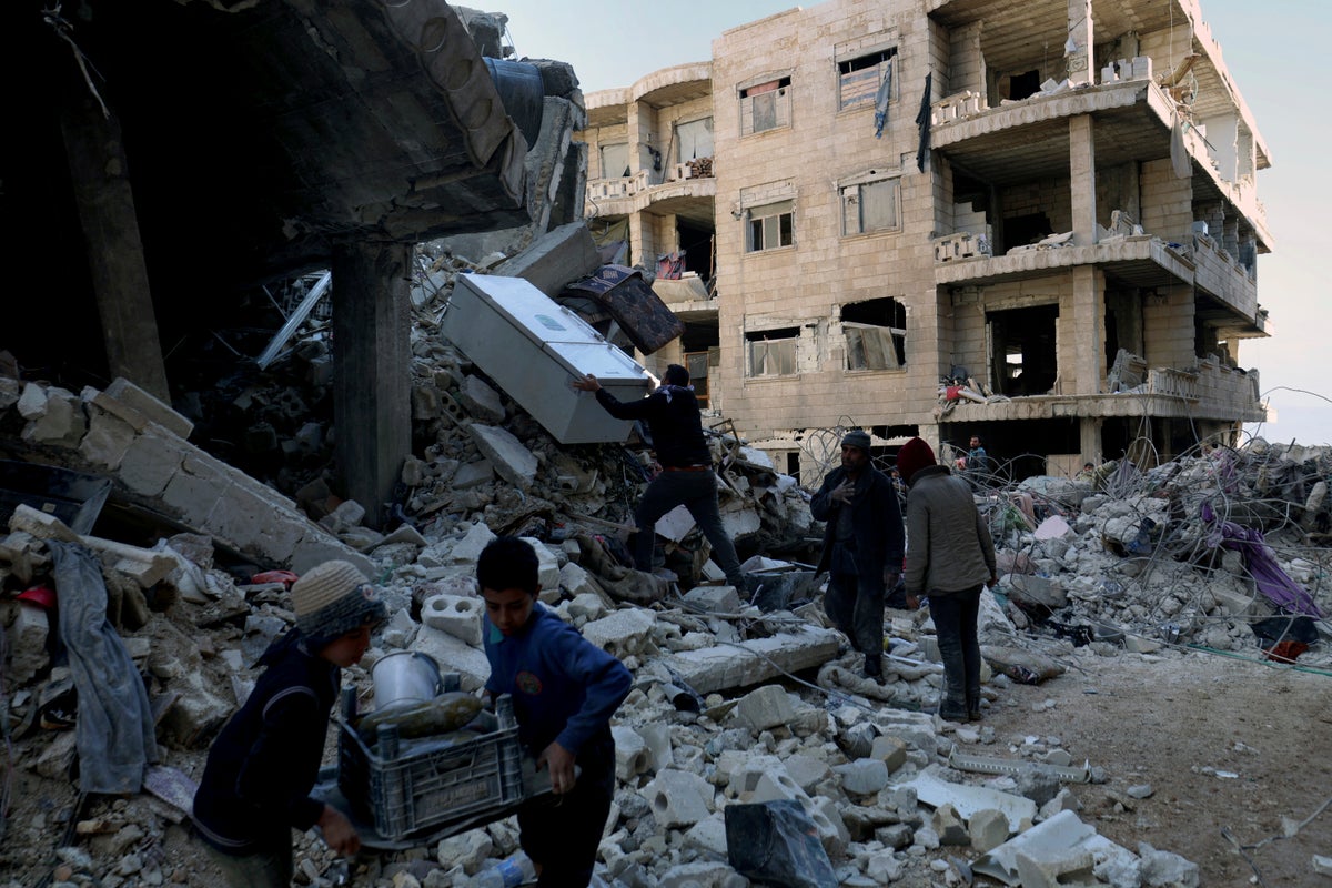 Depremin vurduğu Suriye'ye yardım yaptırımlar ve savaşın bölünmeleri ile yavaşladı