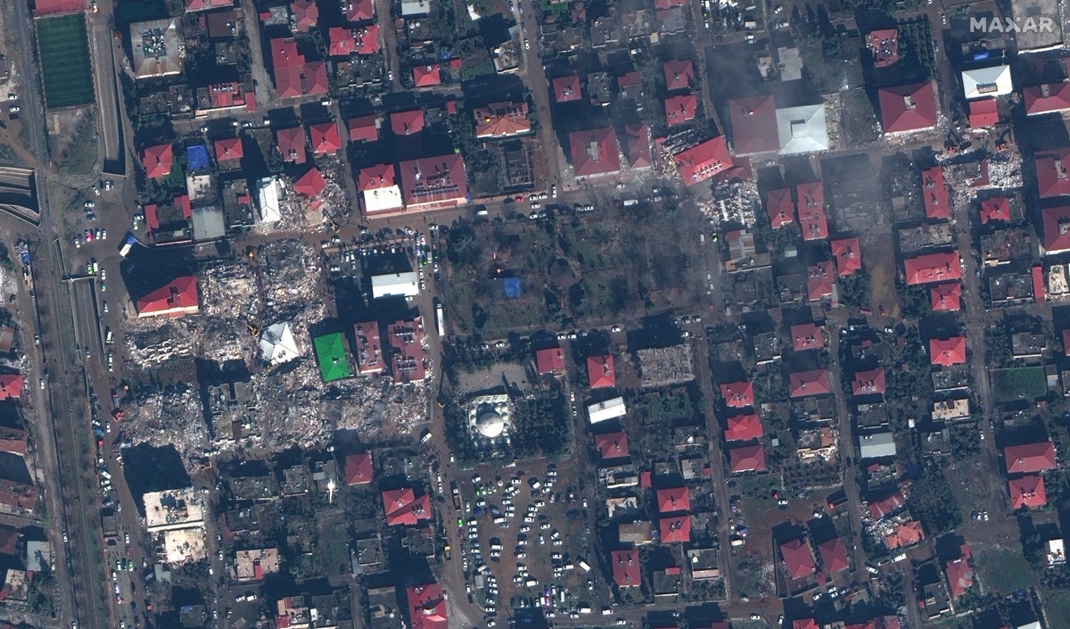 Uydu görüntüleri, Türkiye depremlerinin neden olduğu şok edici yıkımı gösteriyor