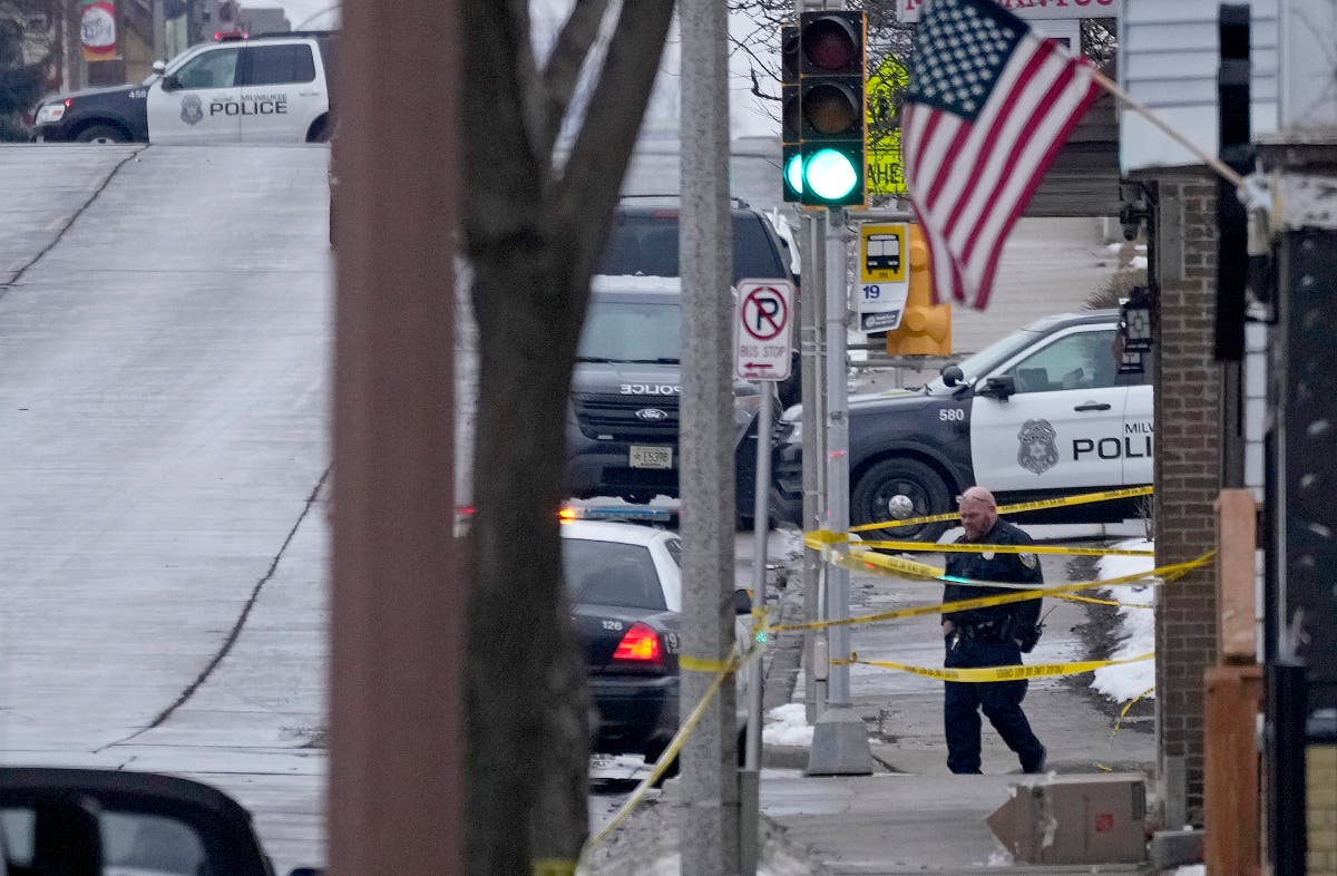 Milwaukee Police Officer Fatally Shot Shooting Suspect Dead The Independent 0378