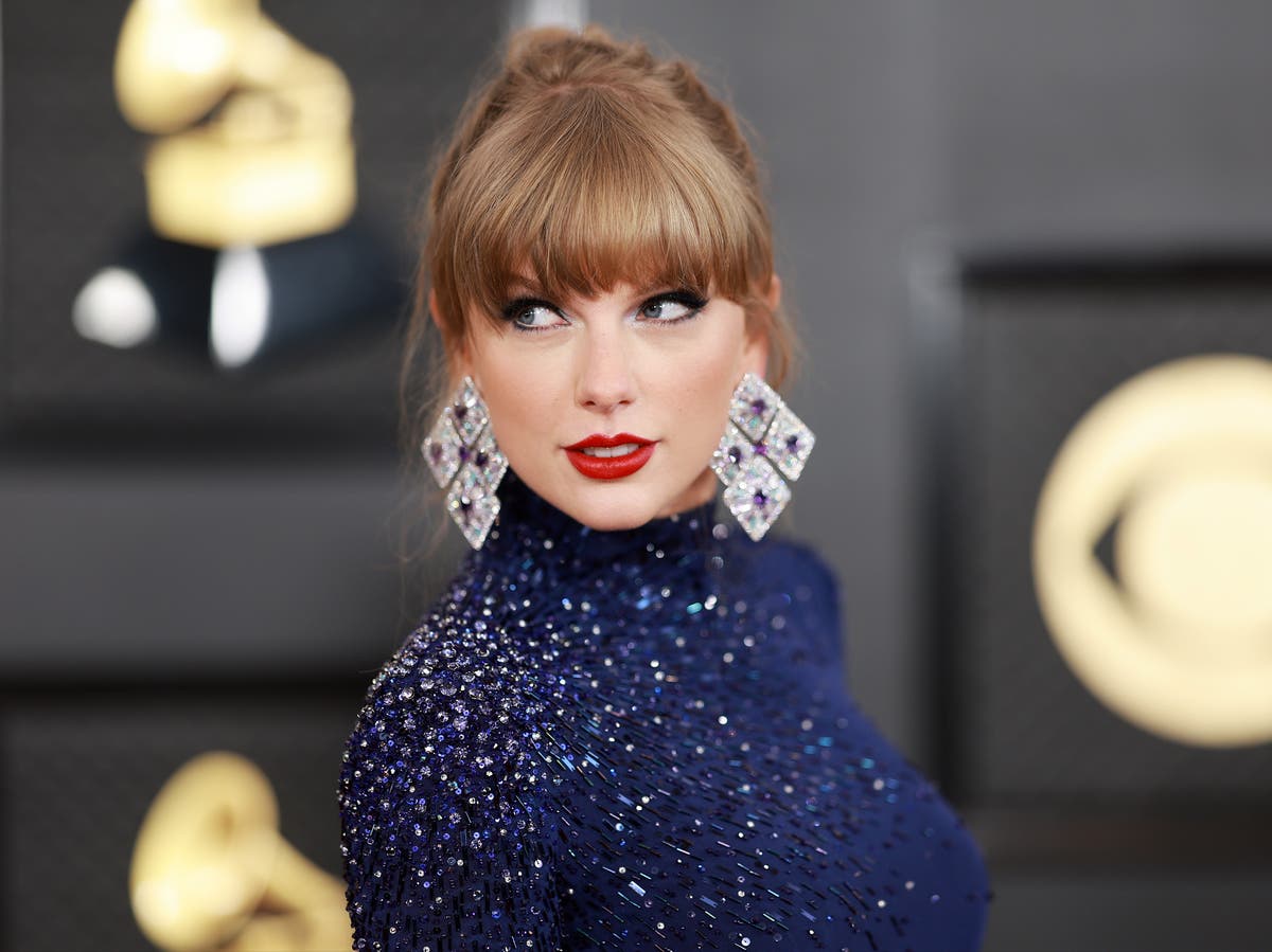 Critics think Taylor Swift looked confused when Trevor Noah asked her fans to lower the price of eggs Critics think Taylor Swift looked confused when Trevor Noah asked her fans to lower the price of eggs