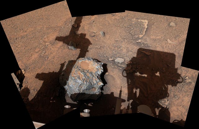 Meteorito de cacao visto a la sombra de Curiosity el 27 de enero de 2023, el día marciano número 3724, o sol, de la misión