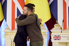 Watch: Ukrainian president Zelensky heads to capital after touching down in Britain