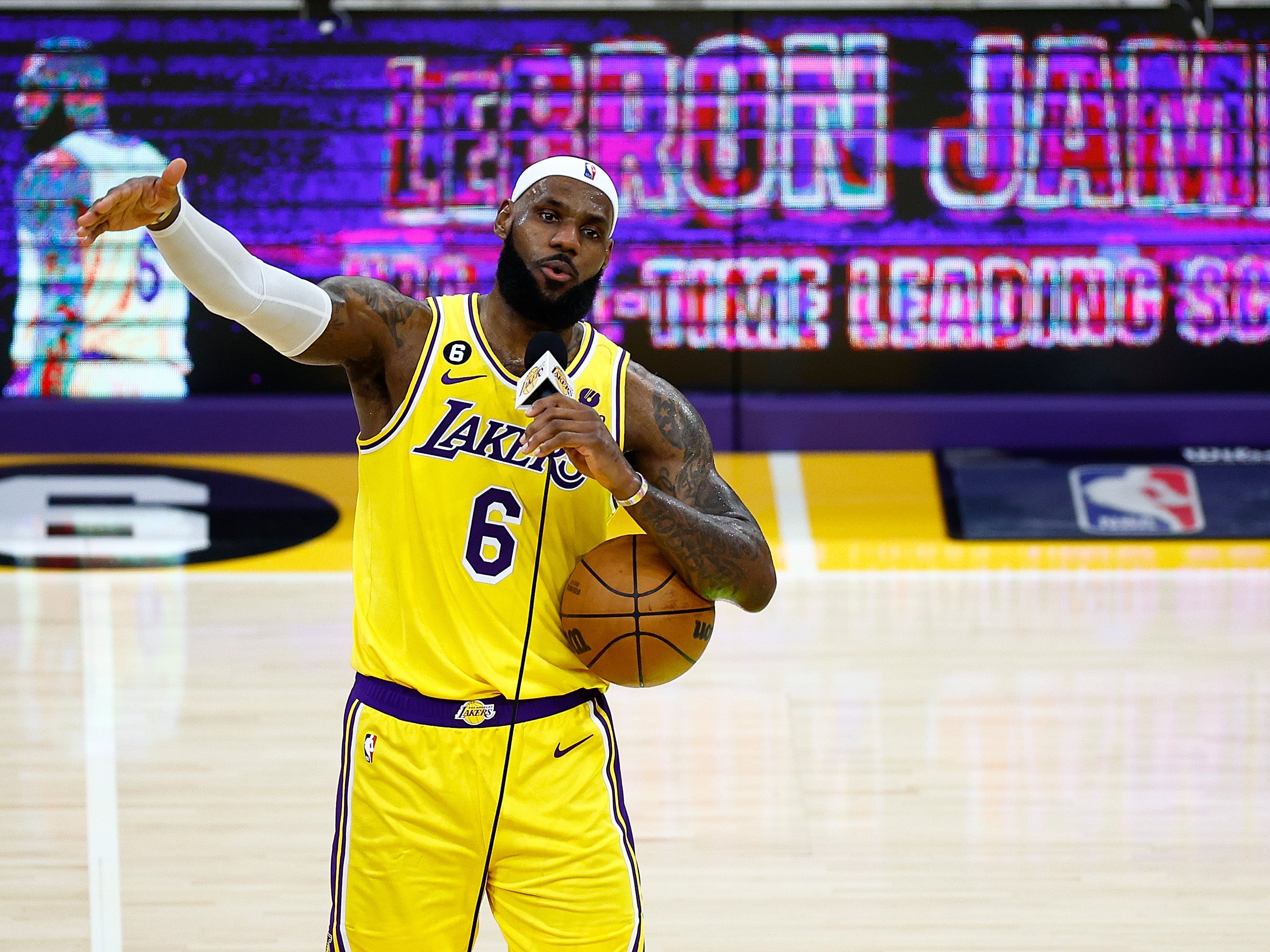 LeBron James breaks NBA all-time scoring record, surpassing Kareem