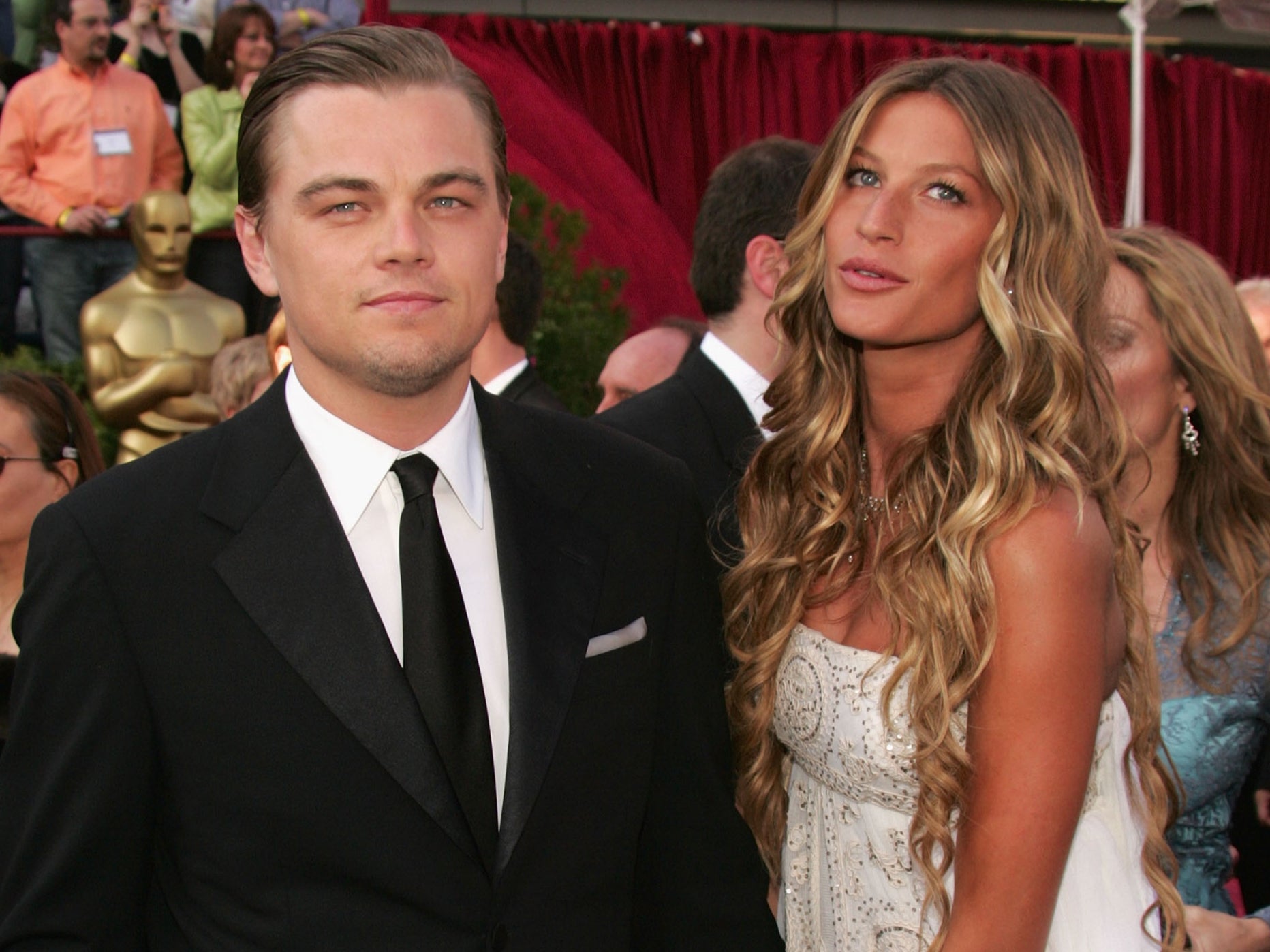 Leonardo DiCaprio and Gisele Bundchen arrives at the 77th Annual Academy Awards at the Kodak Theater on February 27, 2005