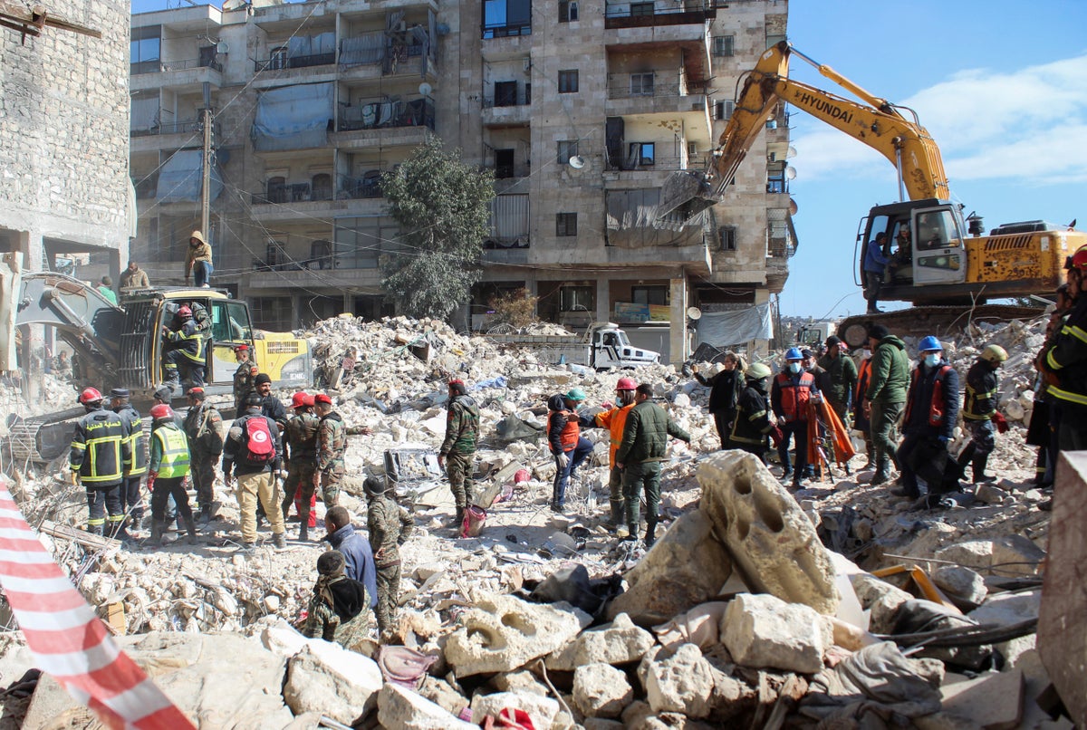 İngiltere, felaketten saatler sonra Esad güçlerinin depremin vurduğu bölgeleri 'iğrenç' bombalamasını kınadı