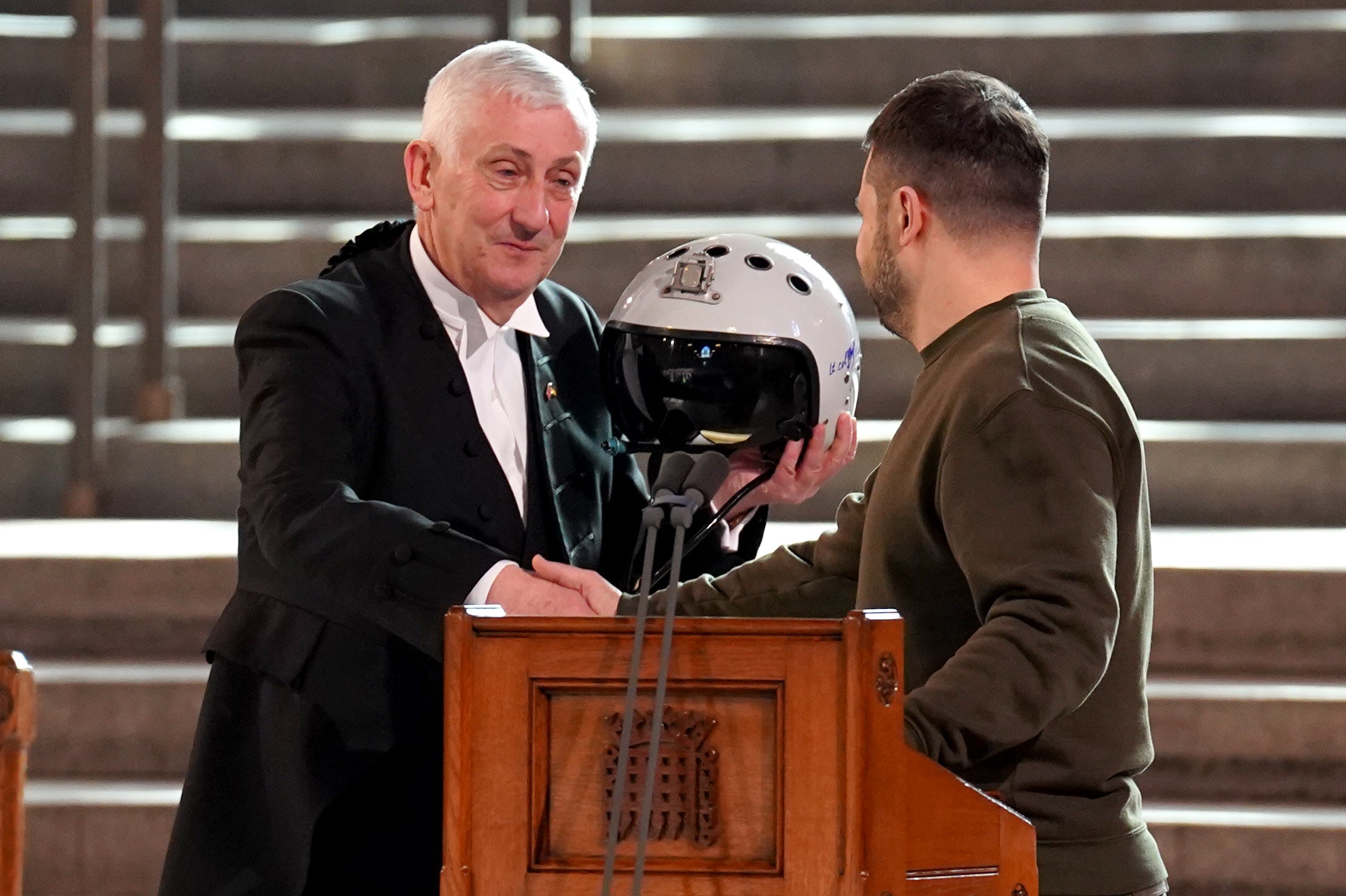 Speaker receives fighter pilot’s helmet from Zelensky