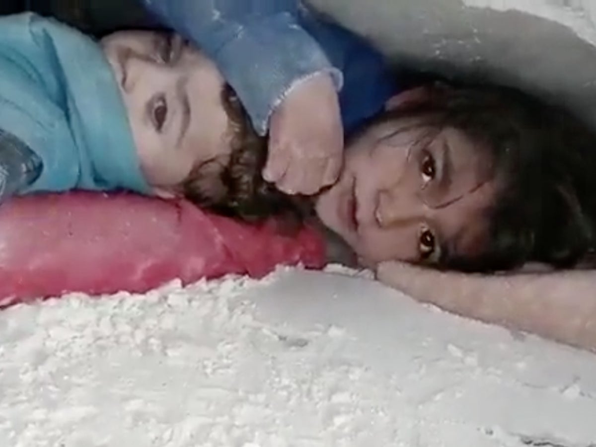 Türkiye depremi: Yıkıntılar içinde mahsur kalan kız, kurtarılmayı beklerken 36 saat boyunca erkek kardeşini koruyor